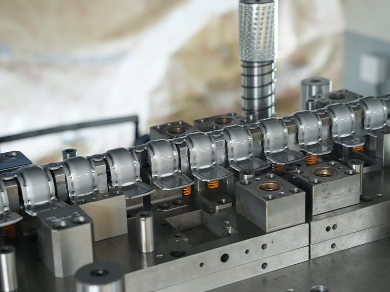 금속 스탬핑 부품을 만들기 위해 공장 내에서 어떻게됩니까?